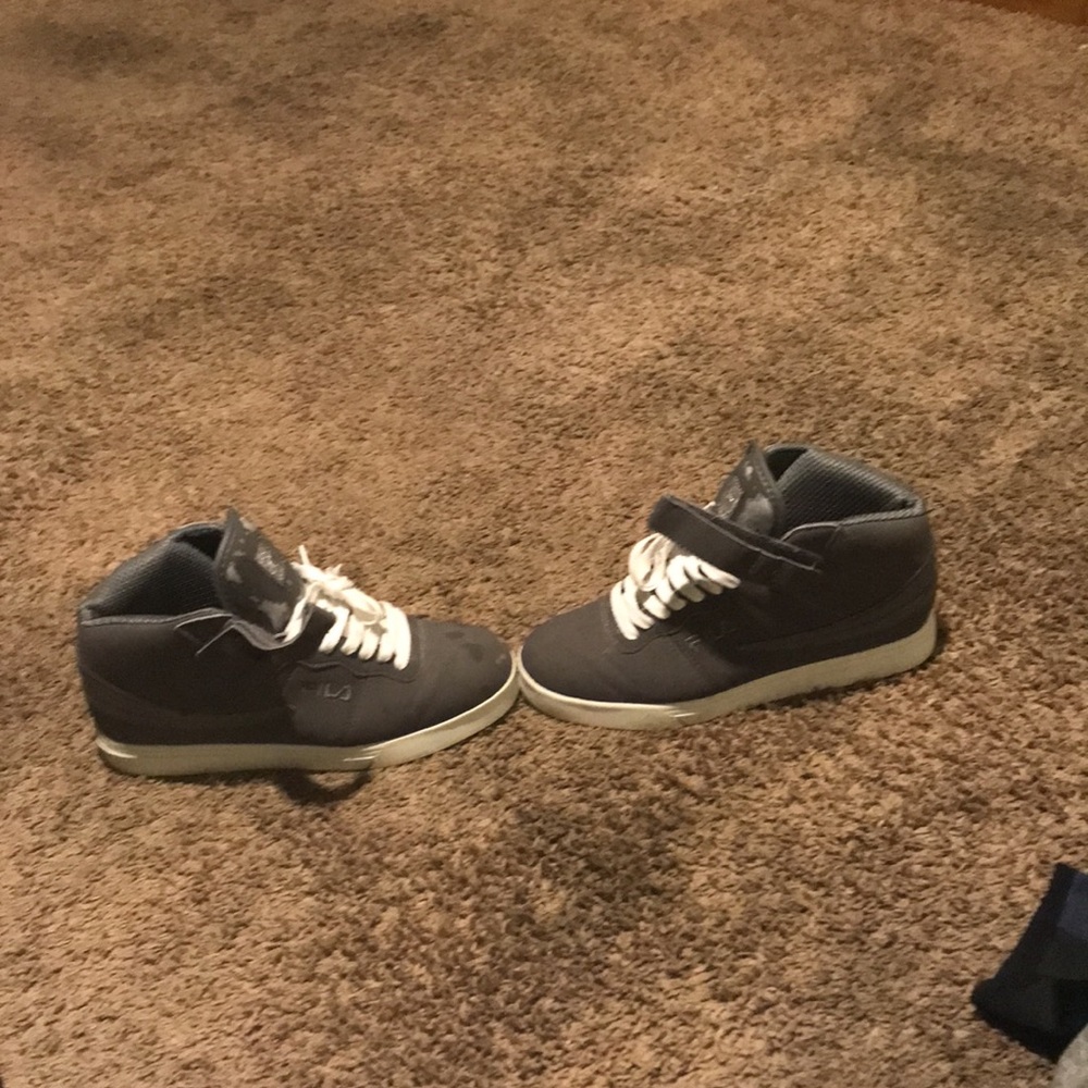 Fila gray sneakers hi top good condition light wear Sz.9.5 - Picture 2 of 6